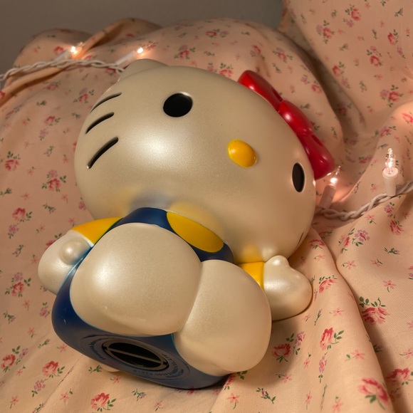 Hello Kitty Piggy Bank - Picture 6 of 6